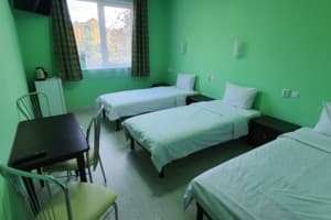 Отель Luxor Inn & Suites. Стандарт трехместный номер с раздельными кроватями. 1