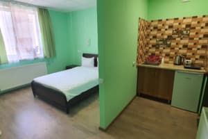 Отель Luxor Inn & Suites. Улучшенный двухместный номер с большой кроватью и кухней с плитой. 4