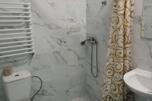 Отель Luxor Inn & Suites. Улучшенный двухместный номер с большой кроватью и кухней с плитой. 6