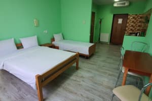 Отель Luxor Inn & Suites. Улучшенный трехместный с двуспальной и односпальной кроватями и собственной кухней с плитой. 2